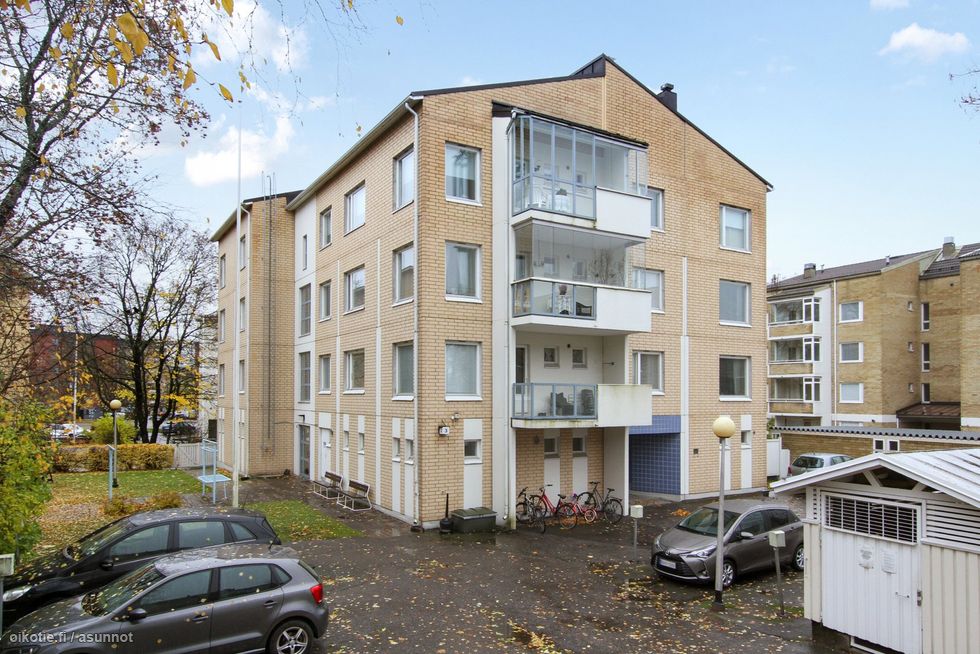 julkisivu kadulta päin