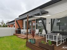 takapihalla on helppohoitoinen terassi sekä nurmipihaa, joka jatkuu talon päätyyn asti