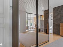 Ala-aulan peilikaapistot.