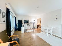 Olohuone on tilava ja sen yhteydessä on lasitettu parveke kaakkoon.