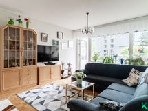 Valoisa ja avara olohuone
