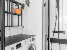 Kodinhoitotilat on kätevästi piilotettu suihkun taakse