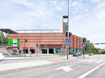 Olarin Prisma 24H palvelee 1,3 km päässä. Matinkylän metro ja Iso-Omena ovat myös vajaan 2km päässä.