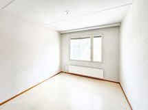 Ensimmäisen makuuhuoneen ikkuna on kadun suuntaan.