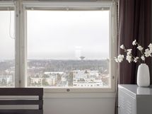 Makuuhuoneen ikkunoista aukeavat kauaskantoiset näkymät Helsinkiin päin sekä merelle.