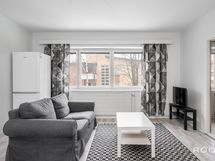 Asunnon olohuone avautuu taloyhtiön sisäpihan puolelle.