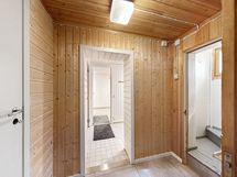 Kellarikerroksessa 2 varastotilaa, kylpyhuone ja sauna