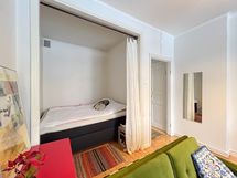 Alkovi on iso (210x220), joten parisänky mahtuu hyvin.