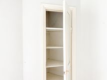 Huoneen yhteydessä on komero.