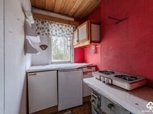 Purkukuntoinen mökkirakennus