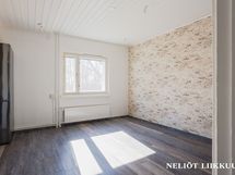 Olohuone ja avokeittiö muodostavat yhtenäisen oleskelu- ja ruokailutilan.