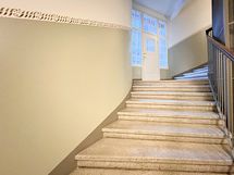 Kauniit porraskäytävät on maalattu ja uusittu. Taloyhtiöllä on oma tontti.