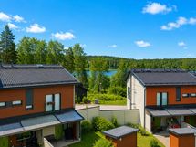 Järvimaisema yläkerran ikkunasta