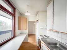 Hyvän kokoinen keittokomero on ikkunallinen ja siellä on hyvin kaappi- sekä työtilaa.