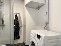 Kylpyhuoneessa on pystykaappi ja tilavaraus pesutornille