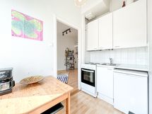 Keittiöön mahtuu hyvin pieni pöytä