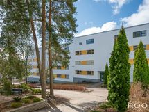 Taloyhtiötä ympäröi ilmeikäs, puistomainen piha-alue.