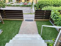 Sisääntulo kesällä.