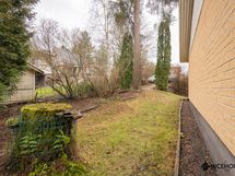 Myös talon päätyyn jää suojaisa alue.