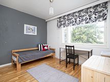 Makuuhuoneessa vaatehuone.