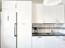 Keittiössä on hyvin kaappitilaa sekä astianpesukone.