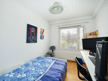 Erillisen asunnon makuuhuone.