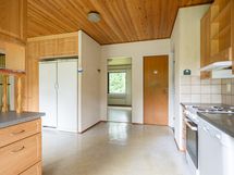 Näkymä keittiöstä makuuhuoneeseen ja oikealla kylpyhuoneen ovi.