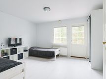 Makuuhuone 1., josta käynti terassille