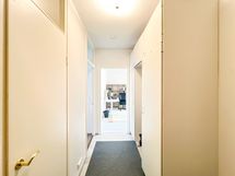 Eteisessä on mukavasti kaappitilaa.