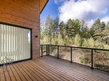 Parveke ilta-aurinkoon.