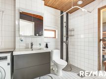 Yläkerran kylpyhuone