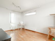 Ylimmän kerroksen suuri makuuhuone