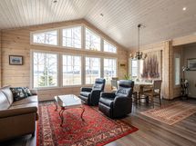 Olohuoneeseen mahtuu myös ruokapöytä