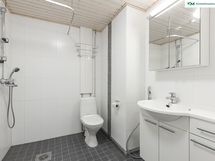 Yläkerran kylpyhuone