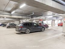 Asunnon ohella myydään myös sähköauton latausasemalla varustettu autohallipaikka (vhp. 19.500 €).