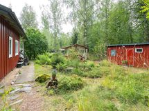 Oikealla vierashuone/varastorakennus