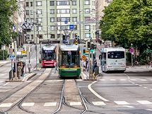 Runeberginkadulta kulkevat niin ratikat kuin bussitkin.
