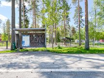 Läheltä löytyy myös bussipysäkit.
