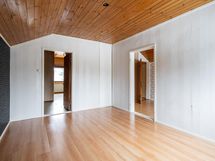 Yläkerran makuuhuone 2