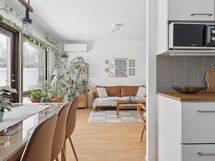Näkymä ruokailutilasta olohuoneeseen