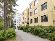 Julkisivu sisäänkäynnin puolelta