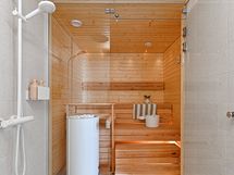 tyylikäs lasiseinäinen sauna