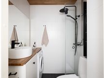 Kylpyhuoneessa käytännöllinen paikka pyykinpesukoneelle