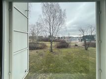 Näkymä ikkunoista ja parvekkeelta on mukavan rauhallinen ja avara.