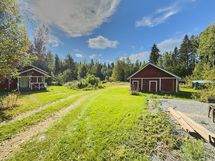 Pihapiiriä saavuttaessa tilalle. Ateljé vasemmalla, karjasuoja edessä.