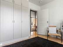 Alakerran mh 2 vaatekaapit.