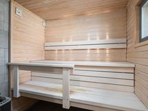 Saunatilat ovat kauniit ja löylyt tarjoaa puukiuas.