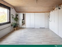Yläkerran makuuhuone 1