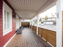 Näkymä työhuoneen ikkunalta oleskelukatokselle