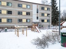 Taloyhtiön leikkipaikka.